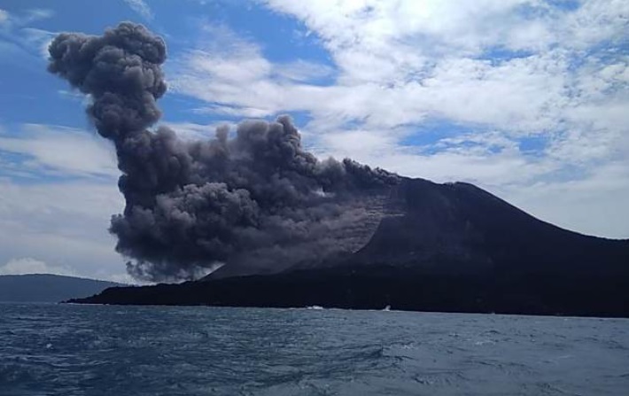 El volcán Krakatau, una historia de explosiones y su impacto en la región