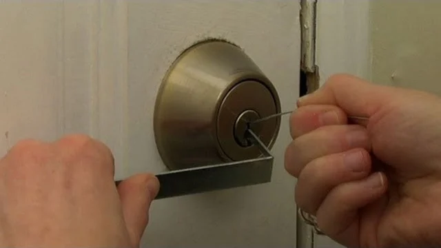 Cómo abrir una puerta sin llave